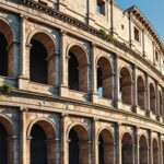 découvrez comment l'architecture romaine alliait techniques ingénieuses et matériaux durables, garantissant la longévité de ses constructions à travers les siècles.